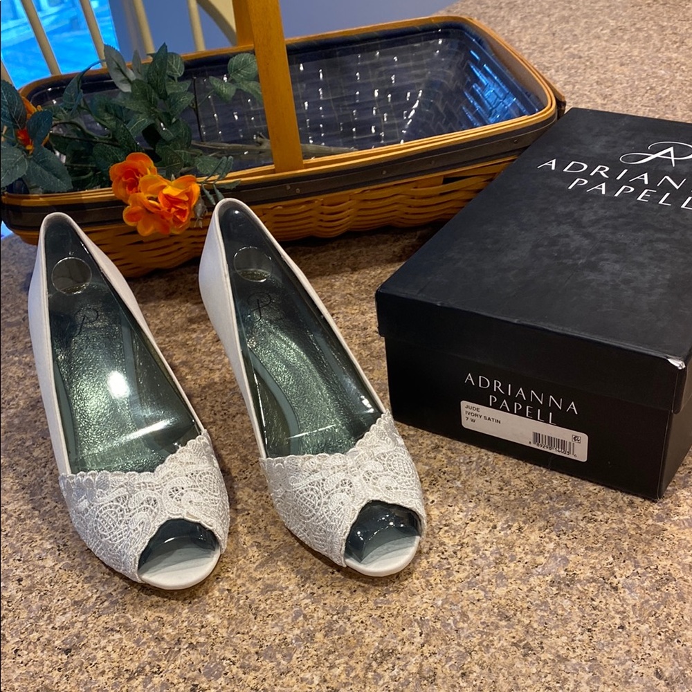 Adrianna Papell Jude Ivory Satin USA 7W EUR 37 Lace Heels Wedding Shoes